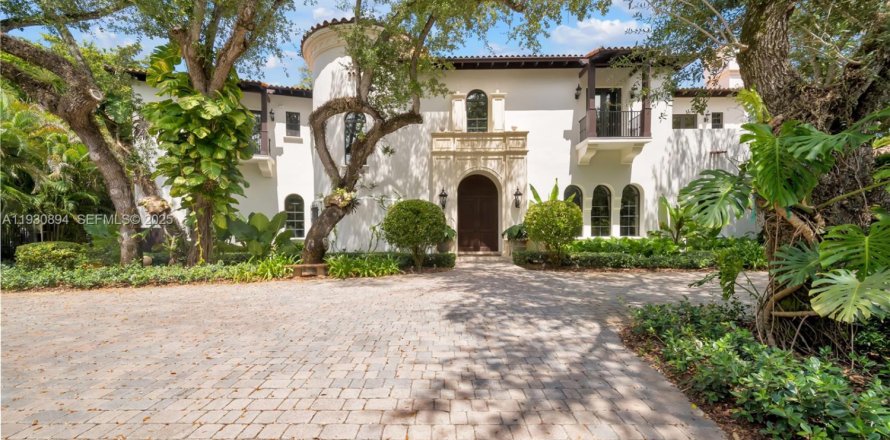 House in Miami, Florida 7 bedrooms, 622.63 sq.m. № 1989327