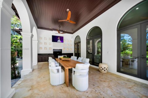 House in Miami, Florida 7 bedrooms, 622.63 sq.m. № 1989327 - photo 15