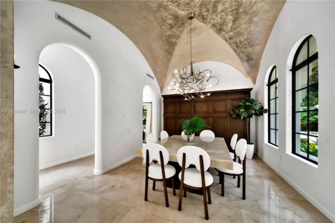 House in Miami, Florida 7 bedrooms, 622.63 sq.m. № 1989327 - photo 19