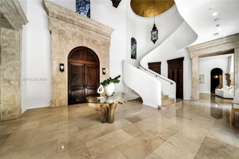 House in Miami, Florida 7 bedrooms, 622.63 sq.m. № 1989327 - photo 16