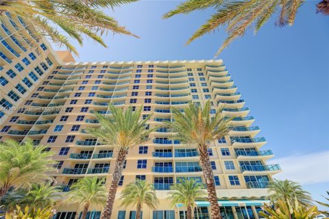 Condo in Hollywood, Florida  № 1961629 - photo 12