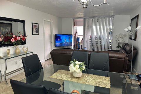 Condo in Sunrise, Florida, 2 bedrooms  № 2064673 - photo 9