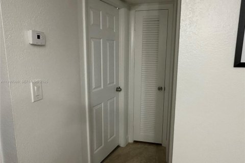 Condo in Sunrise, Florida, 2 bedrooms  № 2064673 - photo 23