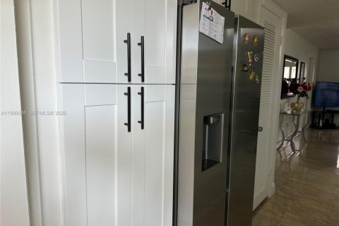 Condo in Sunrise, Florida, 2 bedrooms  № 2064673 - photo 2