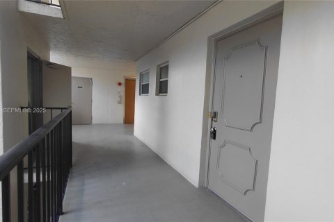 Condominio en venta en Davie, Florida, 1 dormitorio, 87.33 m2 № 2034799 - foto 2