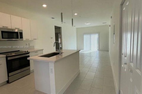 Снять в аренду кондоминиум в Дорал, Флорида 3 спальни, 104.42м2, № 2249819 - фото 4