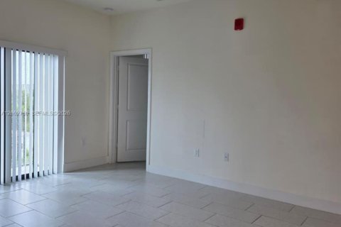 Снять в аренду кондоминиум в Дорал, Флорида 3 спальни, 104.42м2, № 2249819 - фото 14