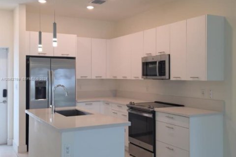 Снять в аренду кондоминиум в Дорал, Флорида 3 спальни, 104.42м2, № 2249819 - фото 5