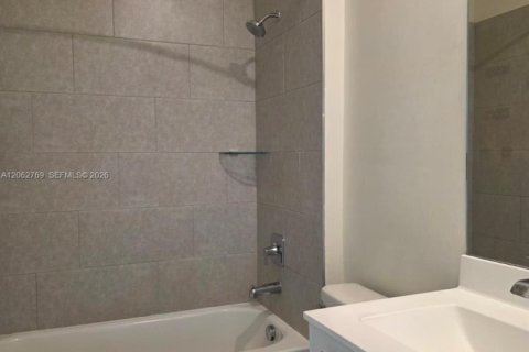 Снять в аренду кондоминиум в Дорал, Флорида 3 спальни, 104.42м2, № 2249819 - фото 21