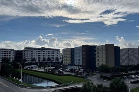 Снять в аренду кондоминиум в Дорал, Флорида 3 спальни, 104.42м2, № 2249819 - фото 30