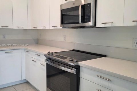 Снять в аренду кондоминиум в Дорал, Флорида 3 спальни, 104.42м2, № 2249819 - фото 6