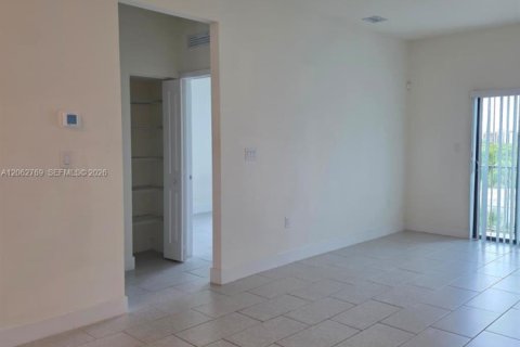 Снять в аренду кондоминиум в Дорал, Флорида 3 спальни, 104.42м2, № 2249819 - фото 13