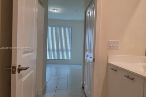 Снять в аренду кондоминиум в Дорал, Флорида 3 спальни, 104.42м2, № 2249819 - фото 18