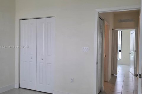 Снять в аренду кондоминиум в Дорал, Флорида 3 спальни, 104.42м2, № 2249819 - фото 16