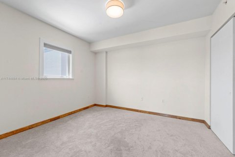 Condo in Miami, Florida, 1 bedroom  № 1979603 - photo 12