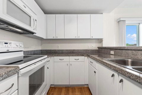 Condo in Miami, Florida, 1 bedroom  № 1979603 - photo 3