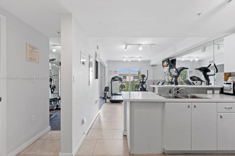 Condo in Miami, Florida, 1 bedroom  № 1979603 - photo 17