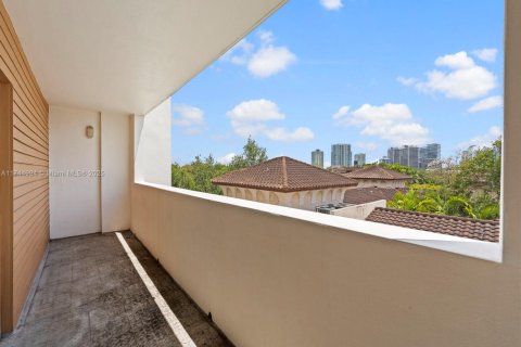 Condo in Miami, Florida, 1 bedroom  № 1979603 - photo 11