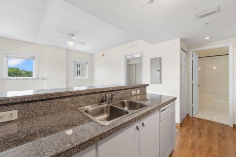 Condo in Miami, Florida, 1 bedroom  № 1979603 - photo 5