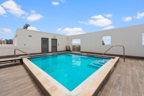 Condo in Miami, Florida, 1 bedroom  № 1979603 - photo 16