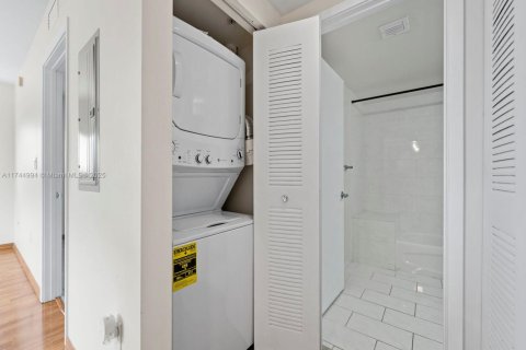 Condo in Miami, Florida, 1 bedroom  № 1979603 - photo 14