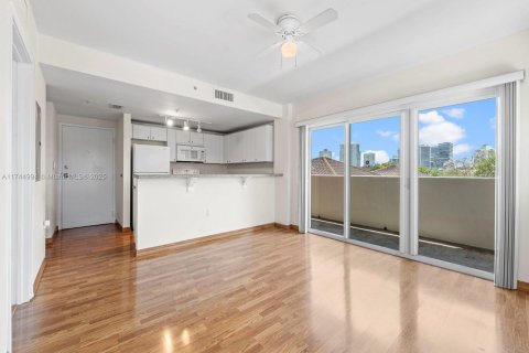 Condo in Miami, Florida, 1 bedroom  № 1979603 - photo 8