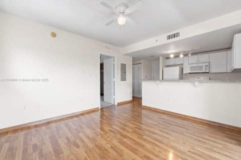 Condo in Miami, Florida, 1 bedroom  № 1979603 - photo 9