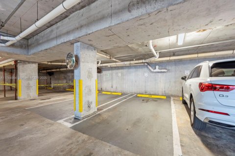 Condo in Miami, Florida, 1 bedroom  № 1979603 - photo 21