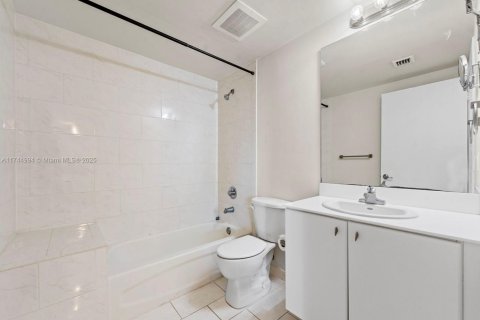 Condo in Miami, Florida, 1 bedroom  № 1979603 - photo 15