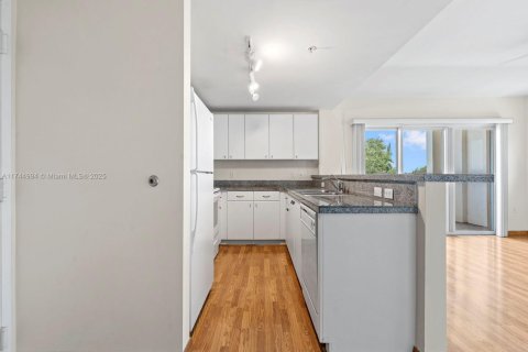 Condo in Miami, Florida, 1 bedroom  № 1979603 - photo 2