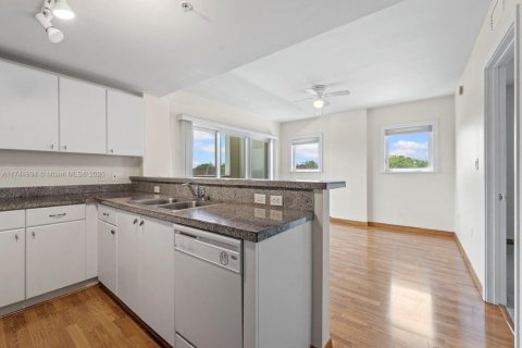 Condo in Miami, Florida, 1 bedroom  № 1979603 - photo 4