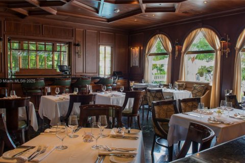 Casa en venta en Miami Beach, Florida, 8 dormitorios, 1467.95 m2 № 1948427 - foto 25