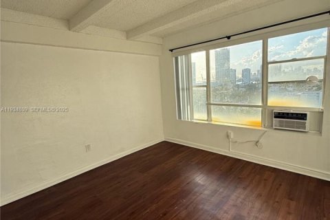 Apartamento en alquiler en Miami Beach, Florida, 154 dormitorios, 9755.85 m2 № 1993025 - foto 1