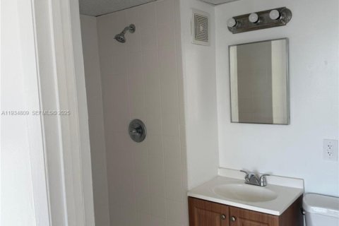 Apartamento en alquiler en Miami Beach, Florida, 154 dormitorios, 9755.85 m2 № 1993025 - foto 3