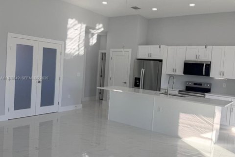 Снять в аренду виллу или дом в Кейп-Корал, Флорида 3 спальни, № 1990727 - фото 4