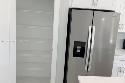 Снять в аренду виллу или дом в Кейп-Корал, Флорида 3 спальни, № 1990727 - фото 13