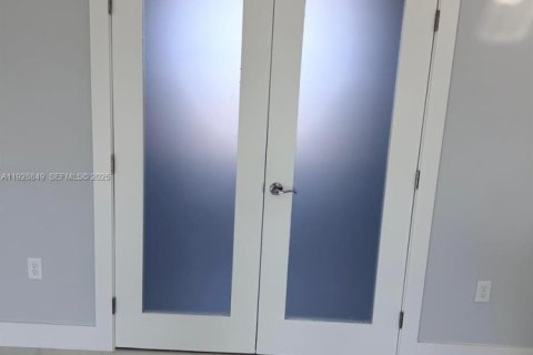 Снять в аренду виллу или дом в Кейп-Корал, Флорида 3 спальни, № 1990727 - фото 11