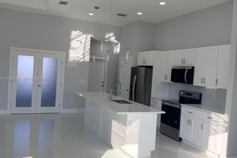 Снять в аренду виллу или дом в Кейп-Корал, Флорида 3 спальни, № 1990727 - фото 7