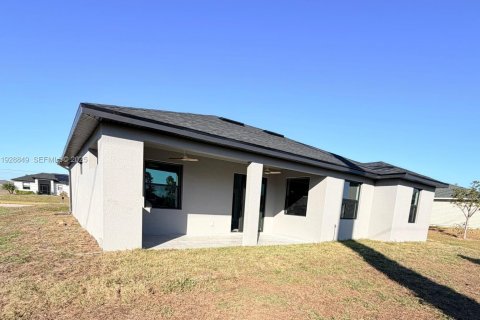 Снять в аренду виллу или дом в Кейп-Корал, Флорида 3 спальни, № 1990727 - фото 1