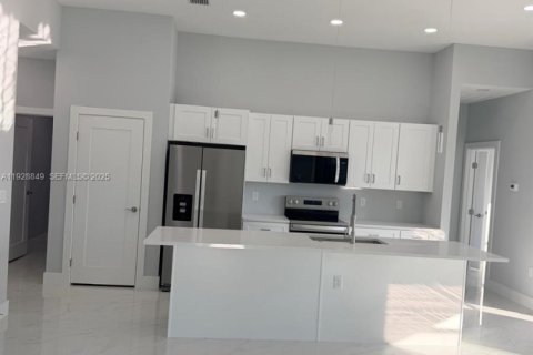 Снять в аренду виллу или дом в Кейп-Корал, Флорида 3 спальни, № 1990727 - фото 3