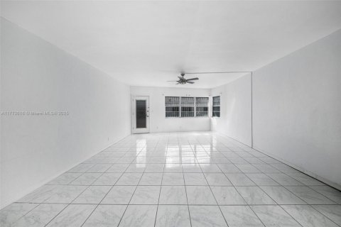 Condo in Miami Beach, Florida, 2 bedrooms  № 1868182 - photo 8