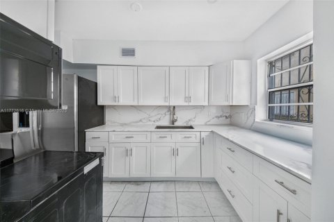 Condo in Miami Beach, Florida, 2 bedrooms  № 1868182 - photo 11