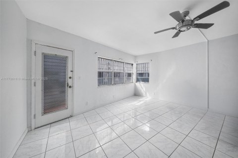 Condo in Miami Beach, Florida, 2 bedrooms  № 1868182 - photo 9