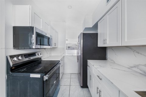 Condo in Miami Beach, Florida, 2 bedrooms  № 1868182 - photo 13