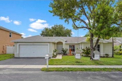 House in Davie, Florida 3 bedrooms, 150.97 sq.m. № 2282047