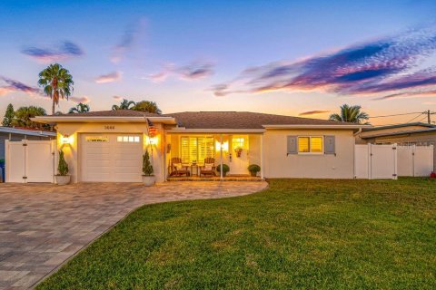 House in South Pasadena, Florida 2 bedrooms, 121.52 sq.m. № 2399237