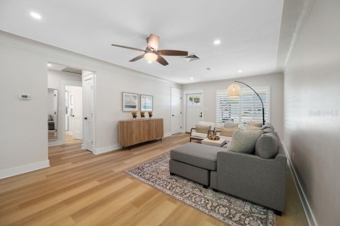 House in South Pasadena, Florida 2 bedrooms, 121.52 sq.m. № 2399237 - photo 8