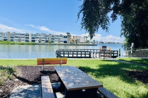 House in South Pasadena, Florida 2 bedrooms, 121.52 sq.m. № 2399237 - photo 23