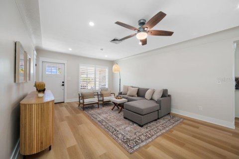 House in South Pasadena, Florida 2 bedrooms, 121.52 sq.m. № 2399237 - photo 7