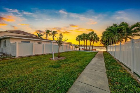 House in South Pasadena, Florida 2 bedrooms, 121.52 sq.m. № 2399237 - photo 24